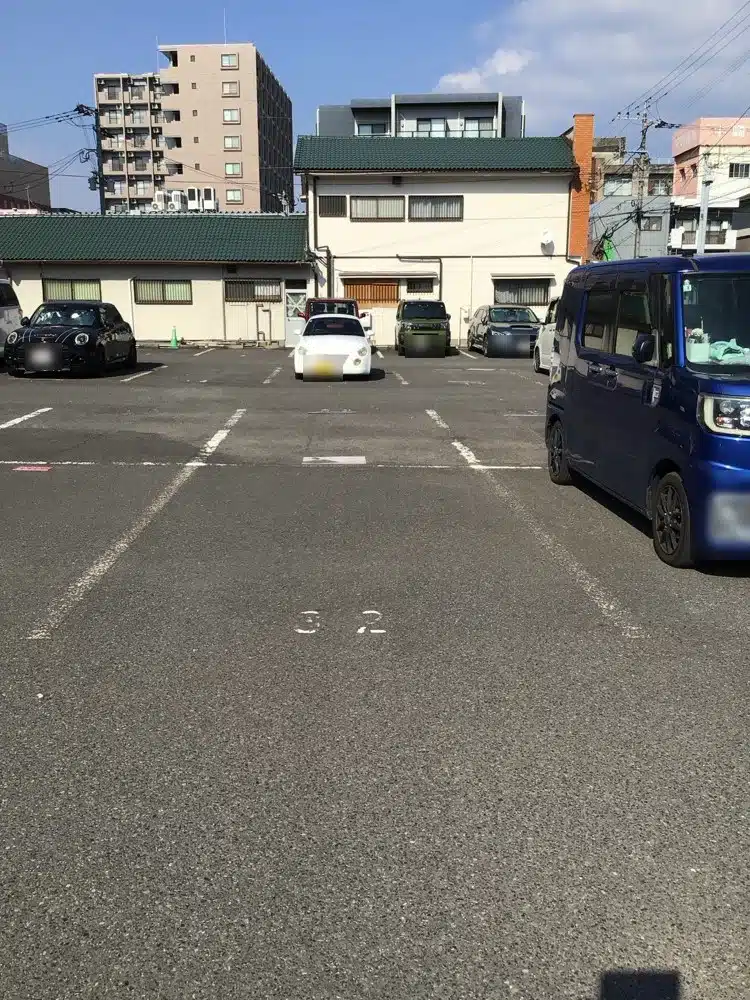 広い駐車場の32番の区画